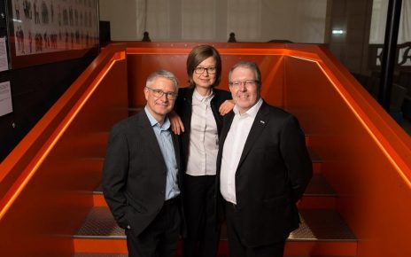 OPUS Marketing: Erik Kastner (rechts) freut sich mit seinen beiden Geschäftsführern Michael Tenhalter und Birgit Pertlwieser über das erfolgreiche Jahr 2017, Foto: Andreas Hroß