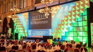 Atomic Panels als Bühnenhintergrund im Wiener Rathaus, Foto: Habegger