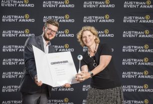 Christina Neumeister-Böck und Thomas Reischer nehmen den Austrian Event Award - Sonderpreis Eventsicherheit für die BIZ 2020 entgegen, Foto: Fotostudio Eder - Linz