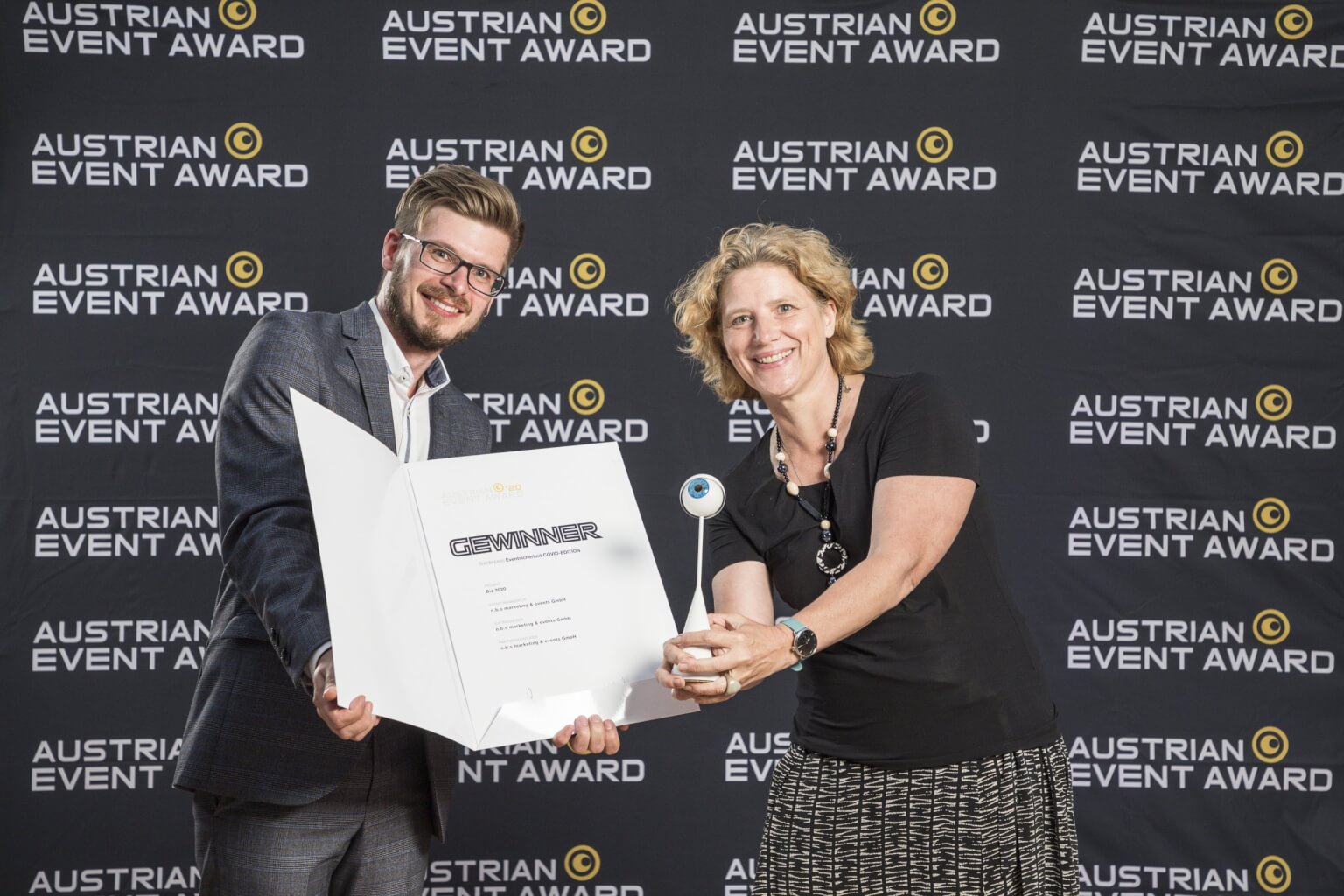Christina Neumeister-Böck und Thomas Reischer nehmen den Austrian Event Award - Sonderpreis Eventsicherheit für die BIZ 2020 entgegen, Foto: Fotostudio Eder - Linz